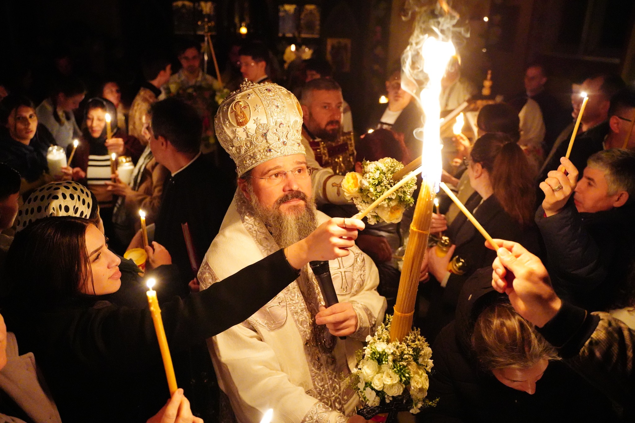Episcopul Macarie dând Sfânta Lumină