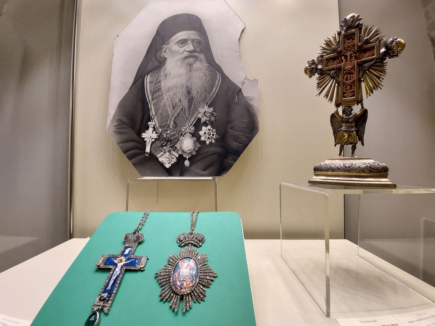 Engolplionul relicvar al Mitropolitului Veniamin Costachi, alături de fotografia sa