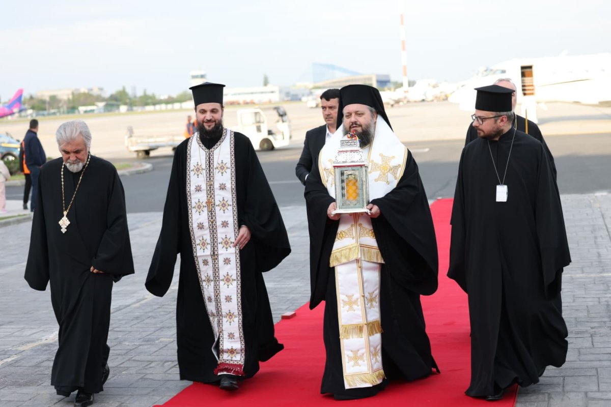 Sfânta Lumină de la Ierusalim a ajuns în România. Un dar al Învierii pentru întreaga țară / Foto: ziarullumina.ro Sfânta Lumină de la Ierusalim a ajuns în România. Un dar al Învierii pentru întreaga țară