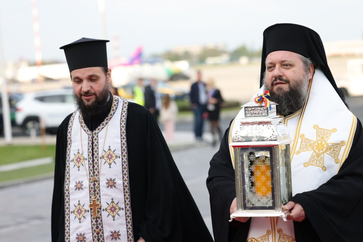 Sfânta Lumină de la Ierusalim a ajuns în România. Un dar al Învierii pentru întreaga țară