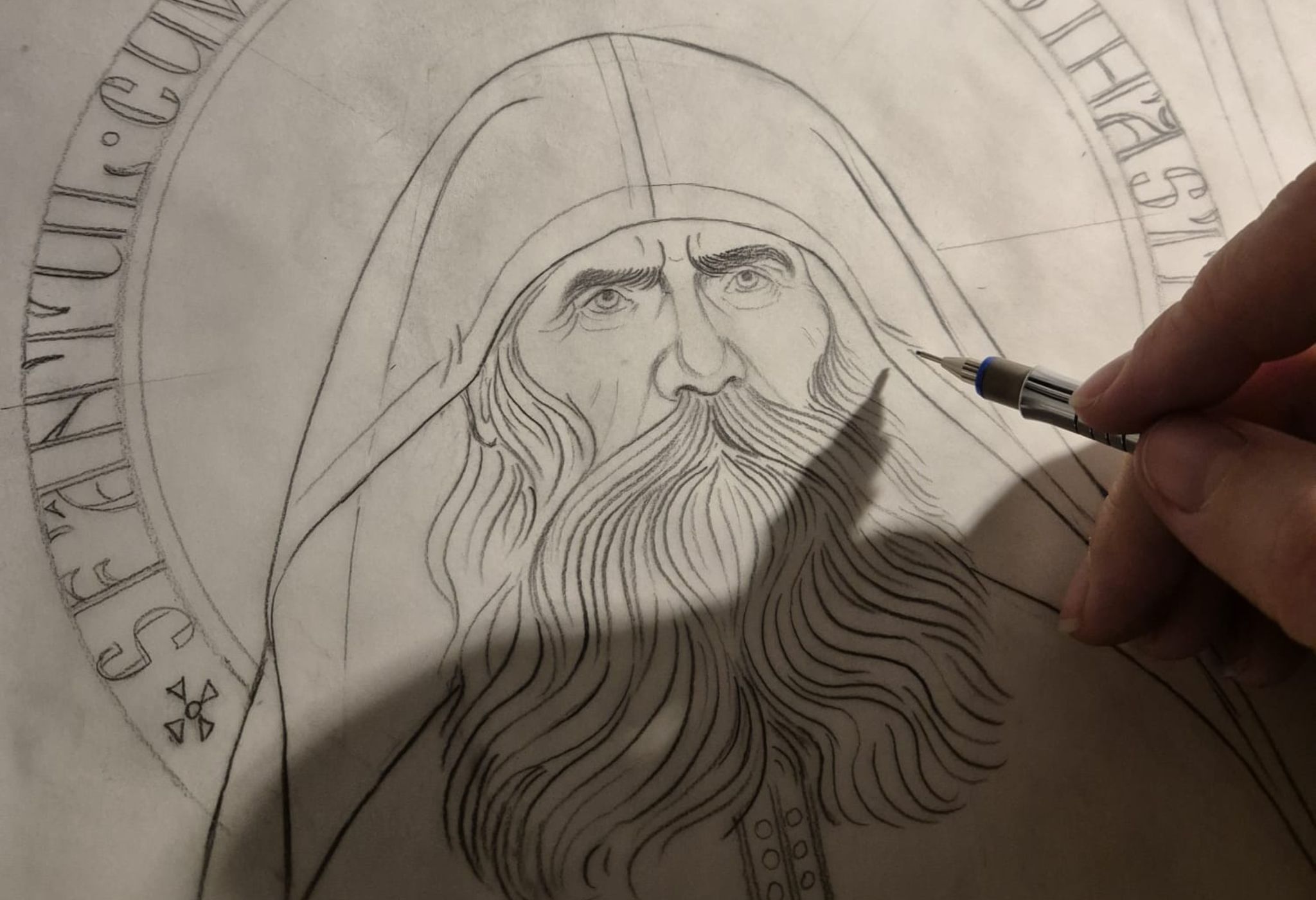 (Interviu) Un creion, doi sfinți și o misiune: cum a realizat Ana Maria Zară desenele pentru raclele Cuvioșilor Cleopa și Paisie de la Sihăstria