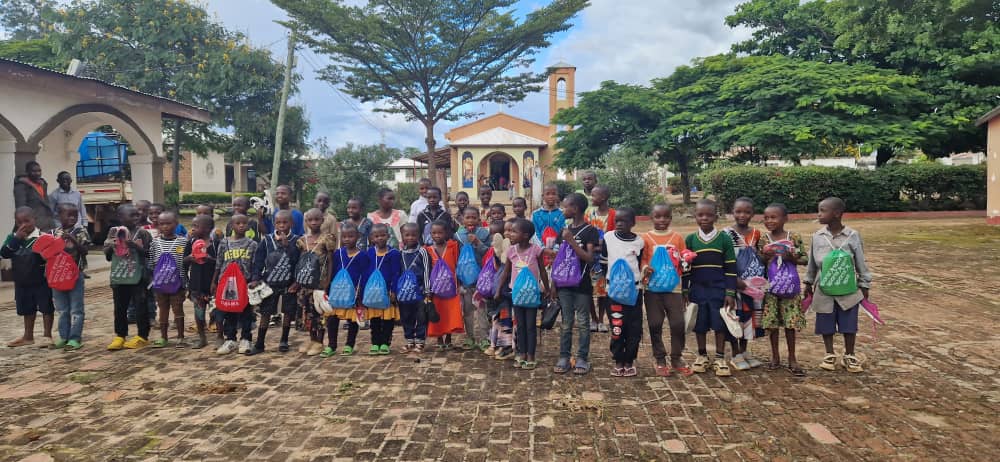 Uniforme pentru copiii din satul Nzihi