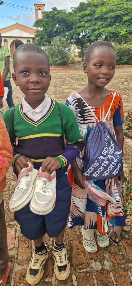 Uniforme pentru copiii din satul Nzihi