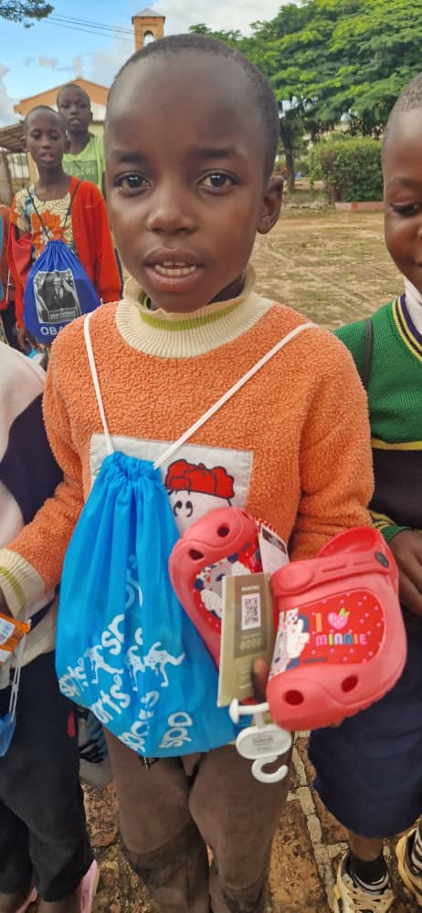 Uniforme pentru copiii din satul Nzihi