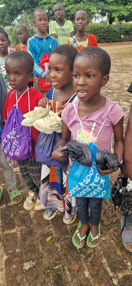 Uniforme pentru copiii din satul Nzihi