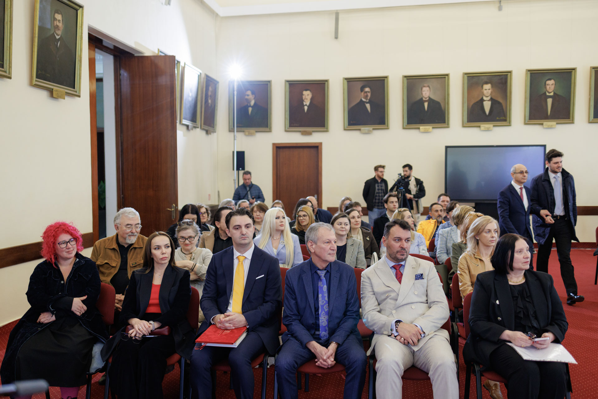 Vernisajul expoziţiei „Oameni şi îngeri. Oameni şi sfinţi”, un dialog între artă şi spiritualitate, găzduit la Iaşi