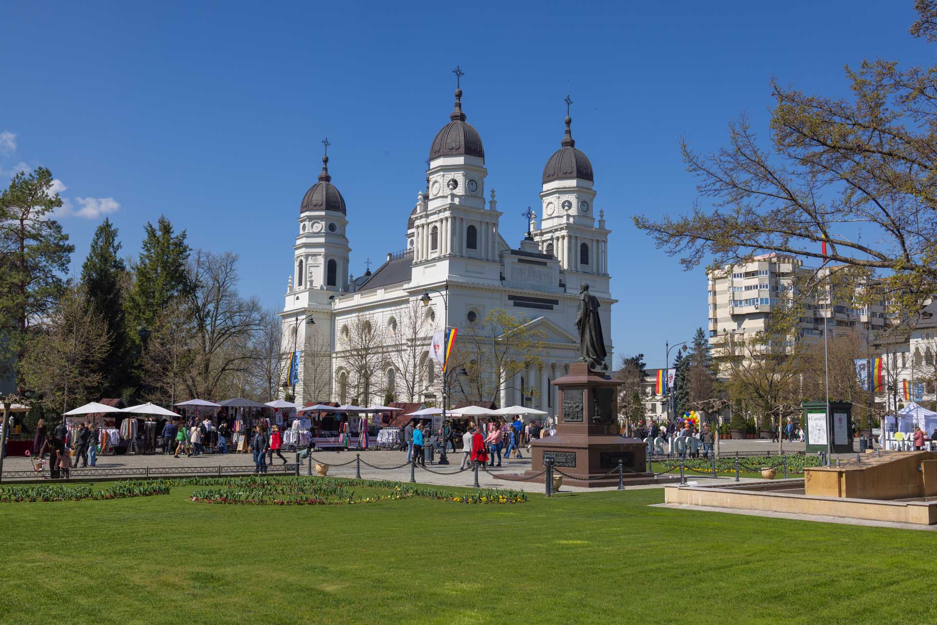 Vernisajul expoziţiei „Oameni şi îngeri. Oameni şi sfinţi”, un dialog între artă şi spiritualitate, găzduit la Iaşi