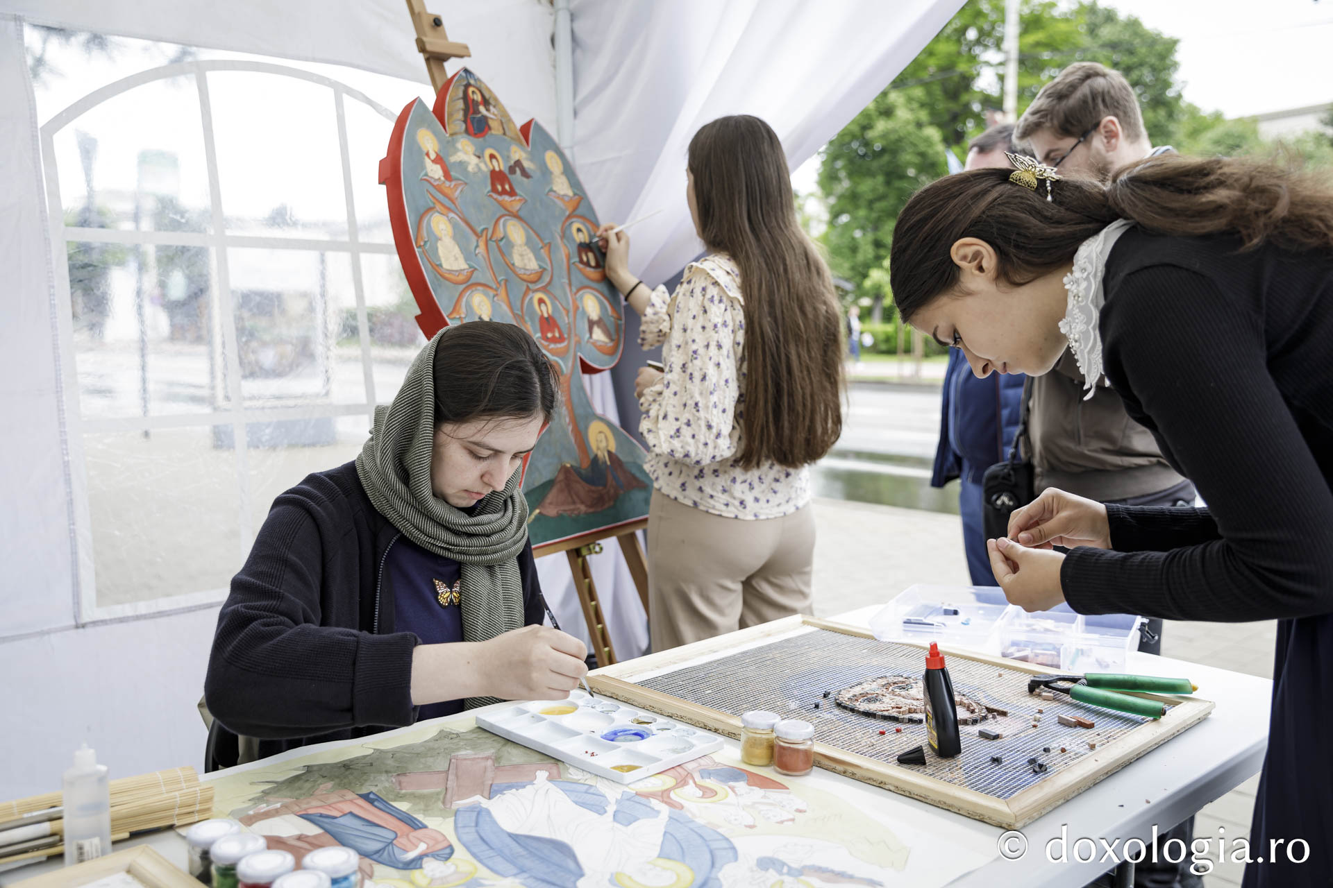 Atelierul de mozaic și pictură Eikon a deschis cea de-a treia zi a IBMF 2025 / Foto: Oana Nechifor Atelierul de mozaic și pictură Eikon a deschis cea de-a treia zi a IBMF 2025