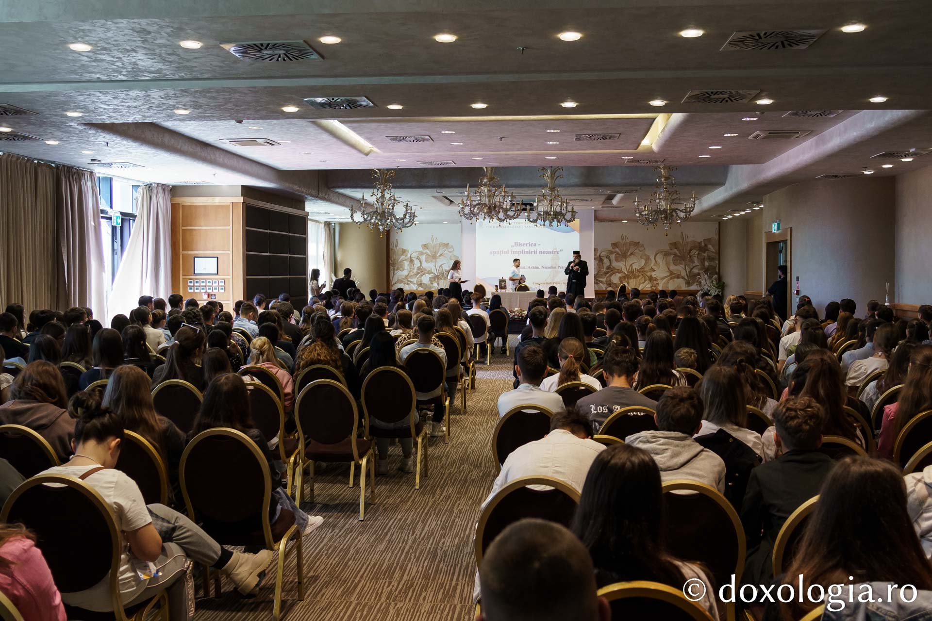 Peste 500 de tineri au participat la Întâlnirea anuală a tinerilor din protopopiatele ieșene / Foto: Mihail Vrăjitoru Peste 500 de tineri au participat la Întâlnirea anuală a tinerilor din protopopiatele ieșene