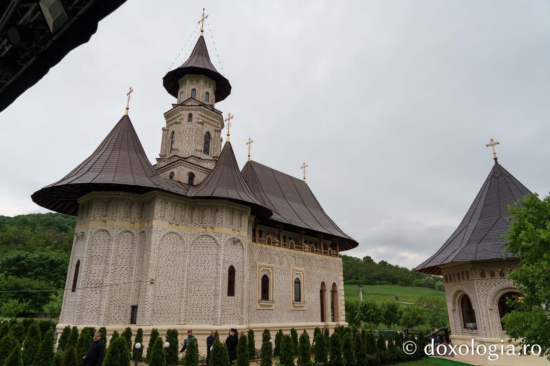 Doi ierarhi au sfințit altarul de vară al Mănăstirii Vlădiceni din Iași