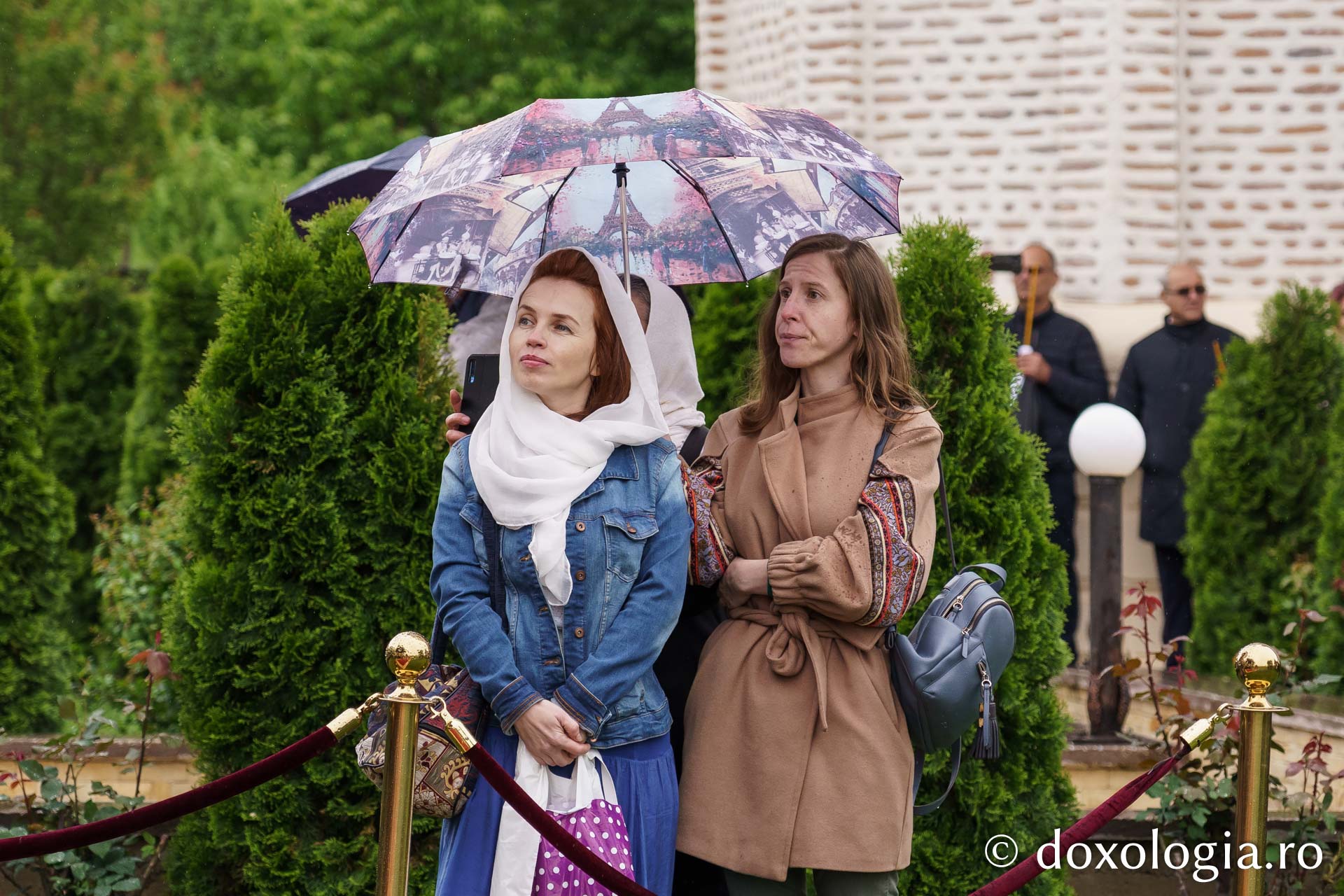 Doi ierarhi au sfințit altarul de vară al Mănăstirii Vlădiceni din Iași