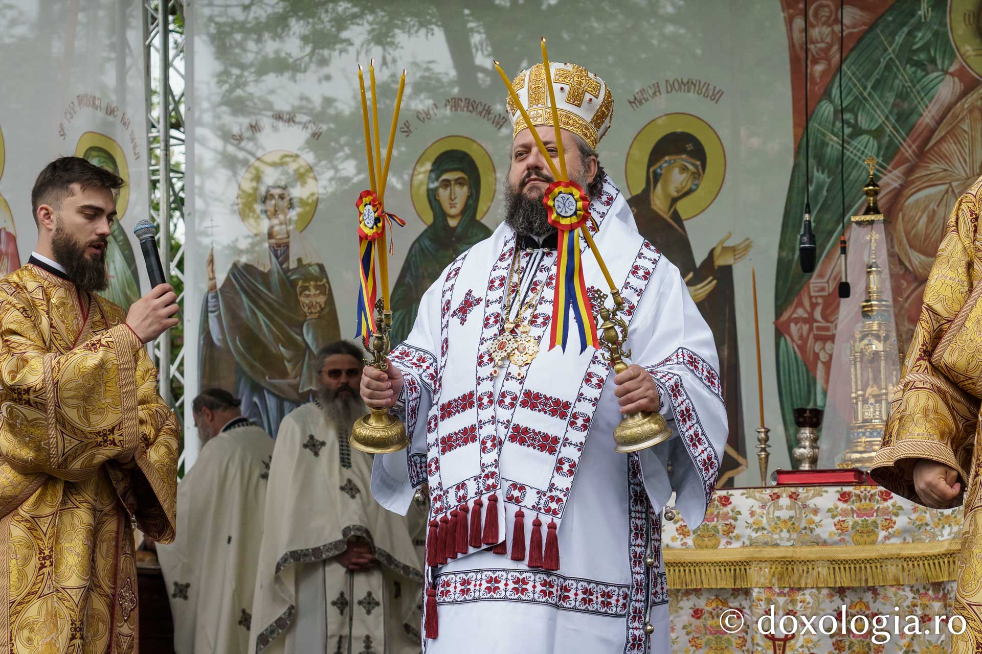 Doi ierarhi au sfințit altarul de vară al Mănăstirii Vlădiceni din Iași