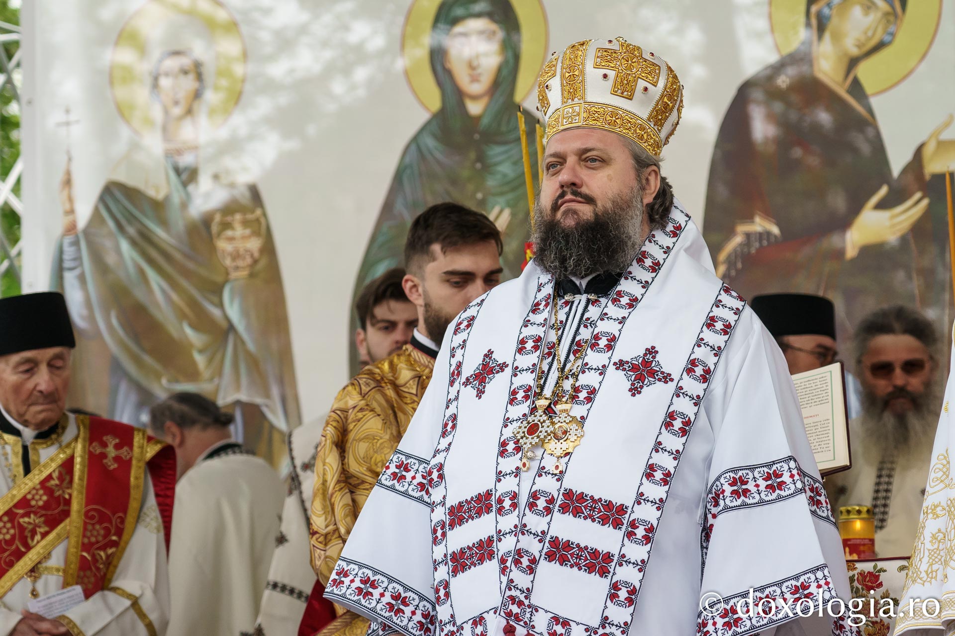 Doi ierarhi au sfințit altarul de vară al Mănăstirii Vlădiceni din Iași