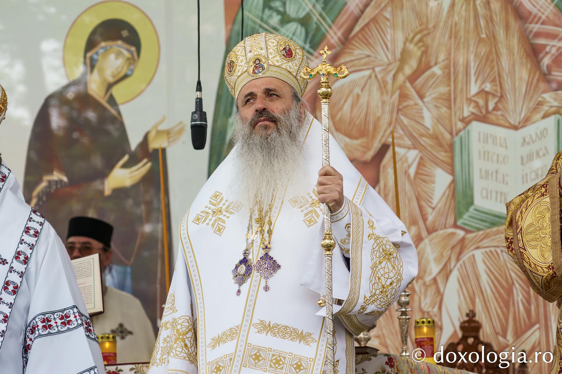 Doi ierarhi au sfințit altarul de vară al Mănăstirii Vlădiceni din Iași