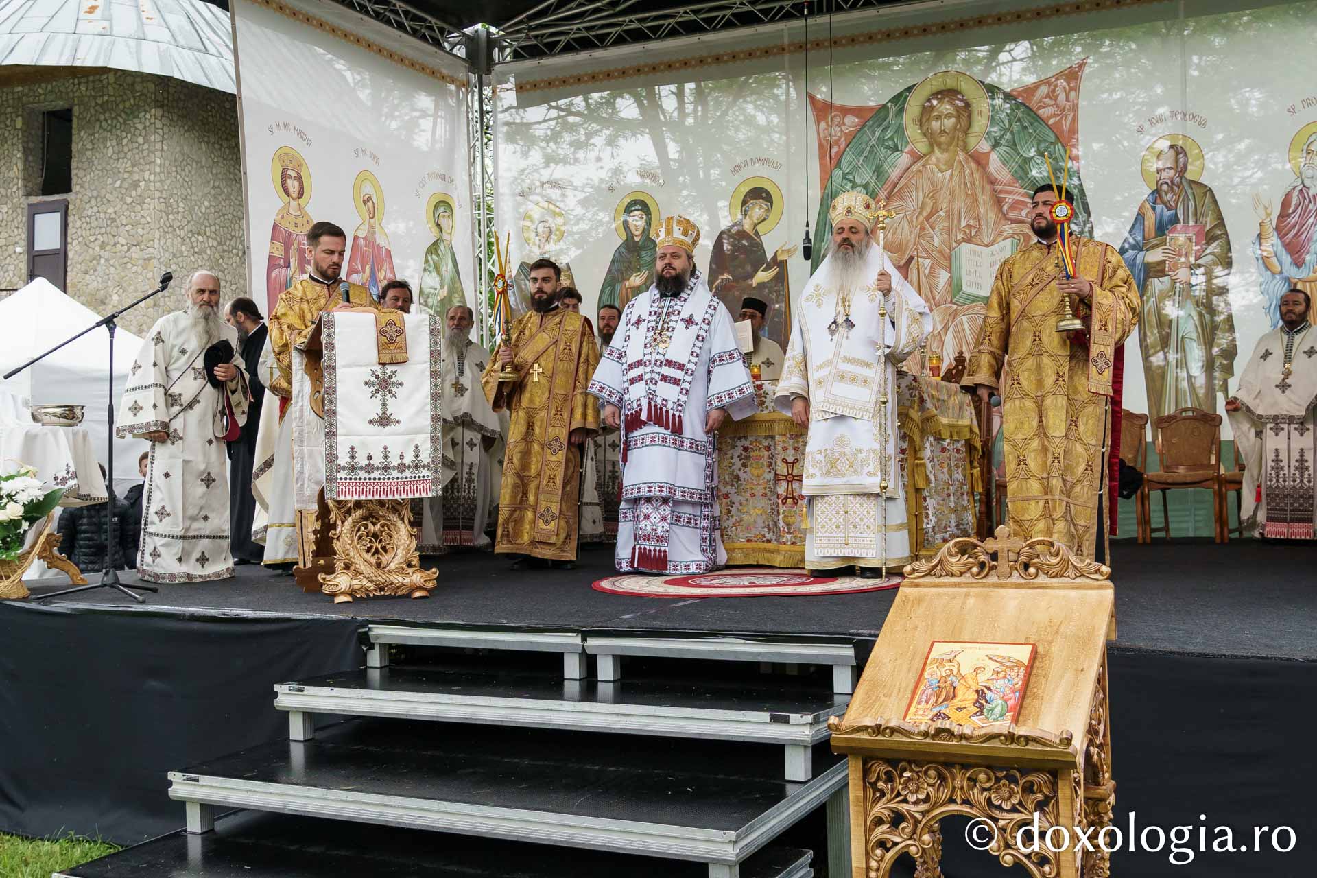 Doi ierarhi au sfințit altarul de vară al Mănăstirii Vlădiceni din Iași