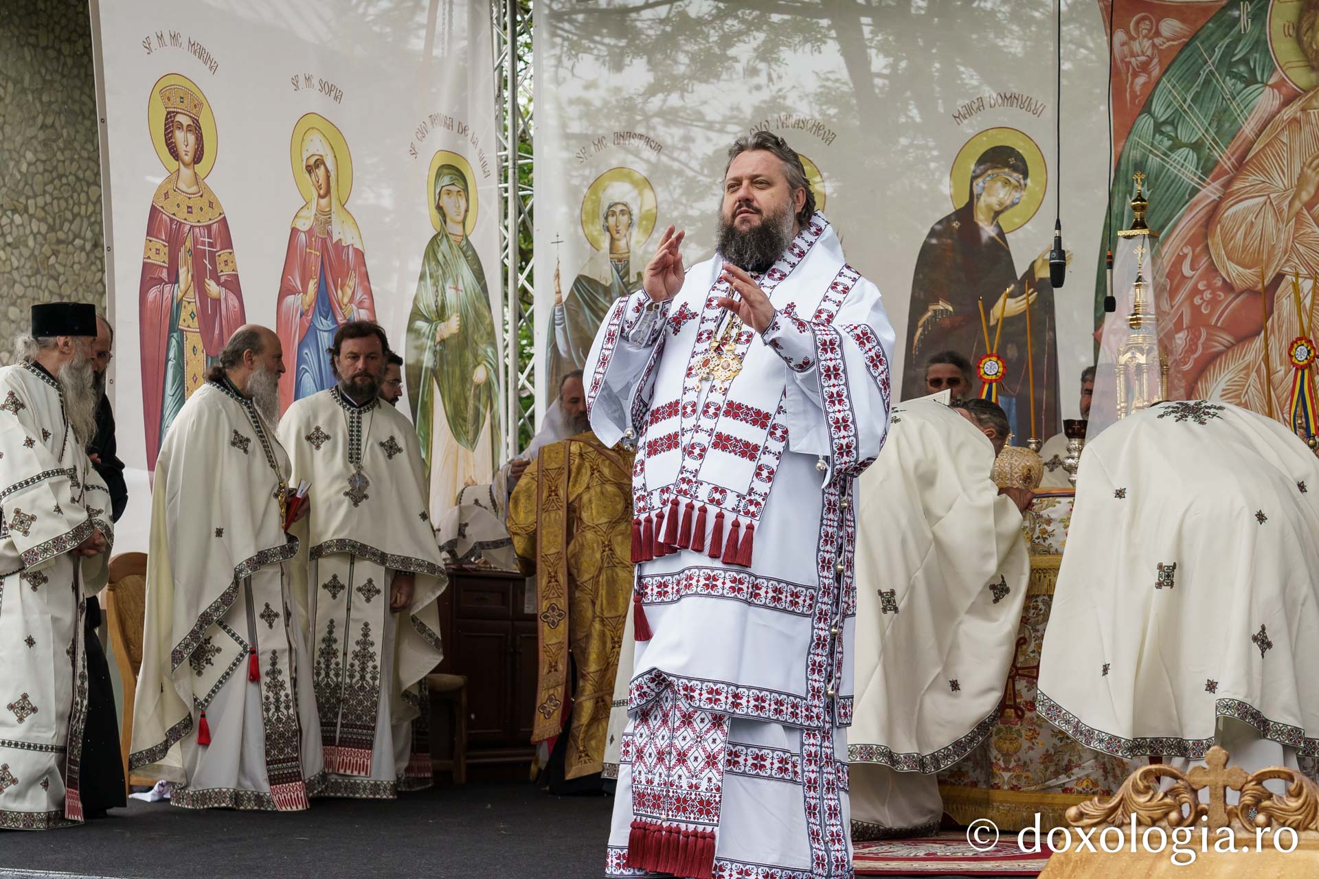 Doi ierarhi au sfințit altarul de vară al Mănăstirii Vlădiceni din Iași