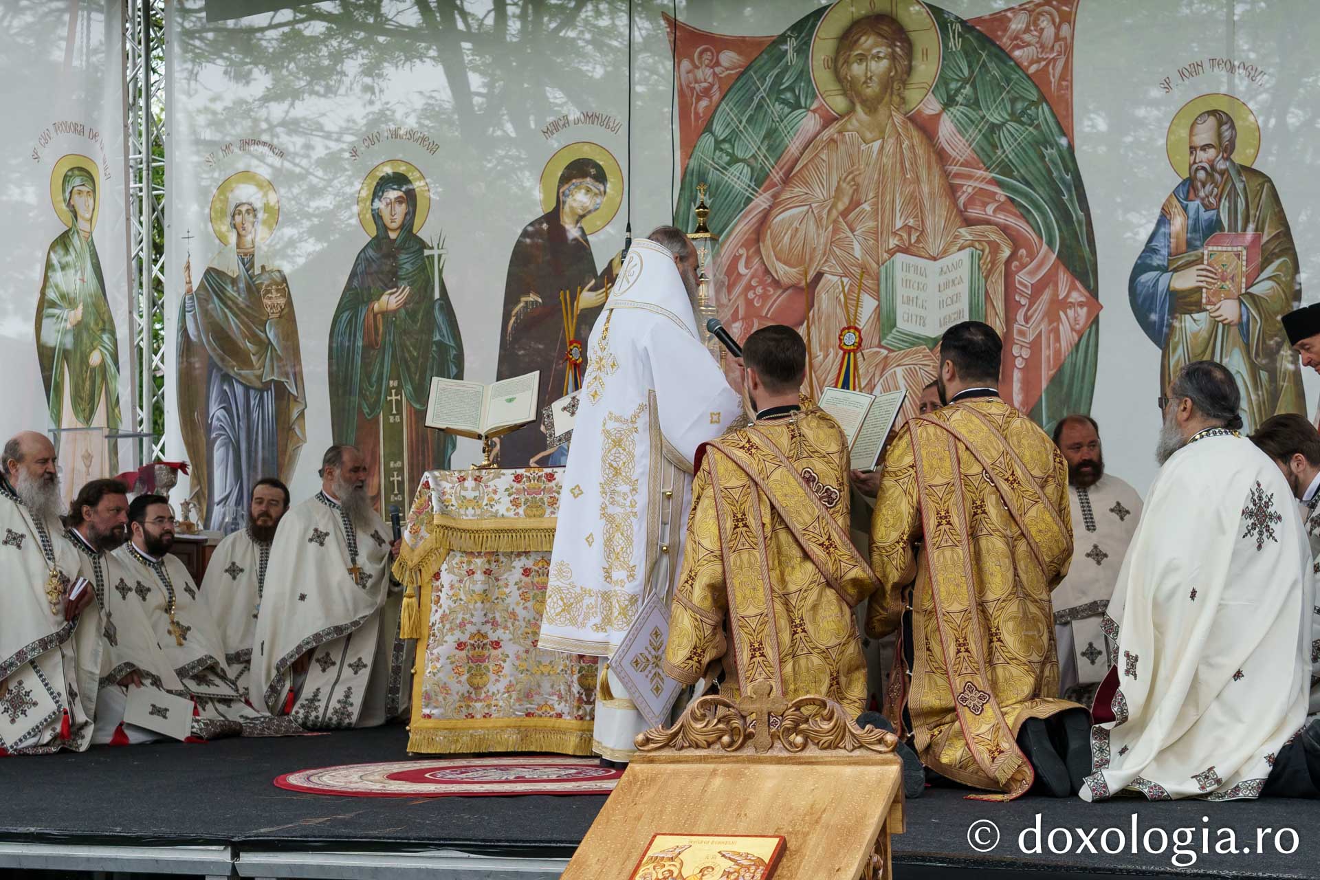 Doi ierarhi au sfințit altarul de vară al Mănăstirii Vlădiceni din Iași