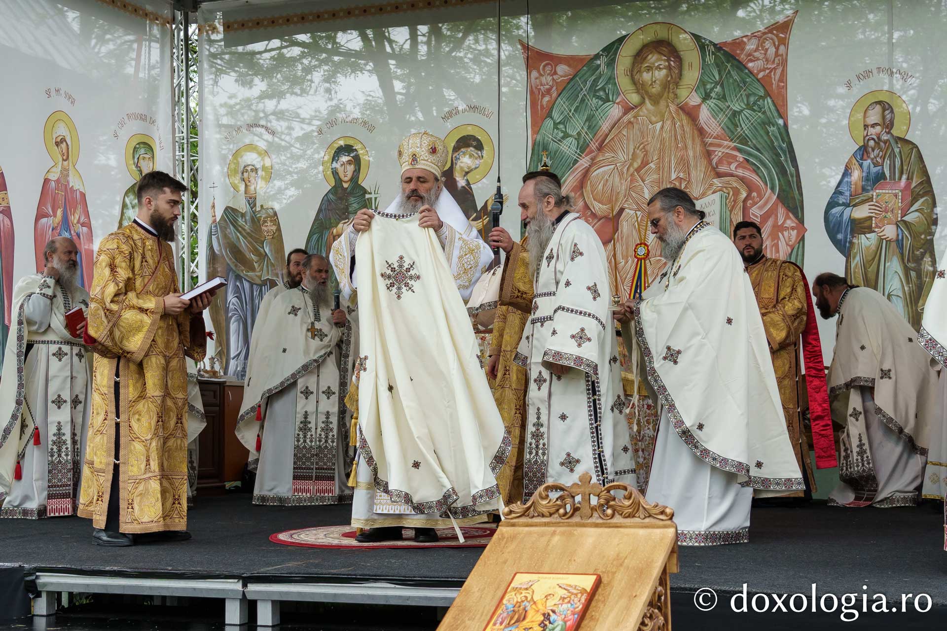 Doi ierarhi au sfințit altarul de vară al Mănăstirii Vlădiceni din Iași