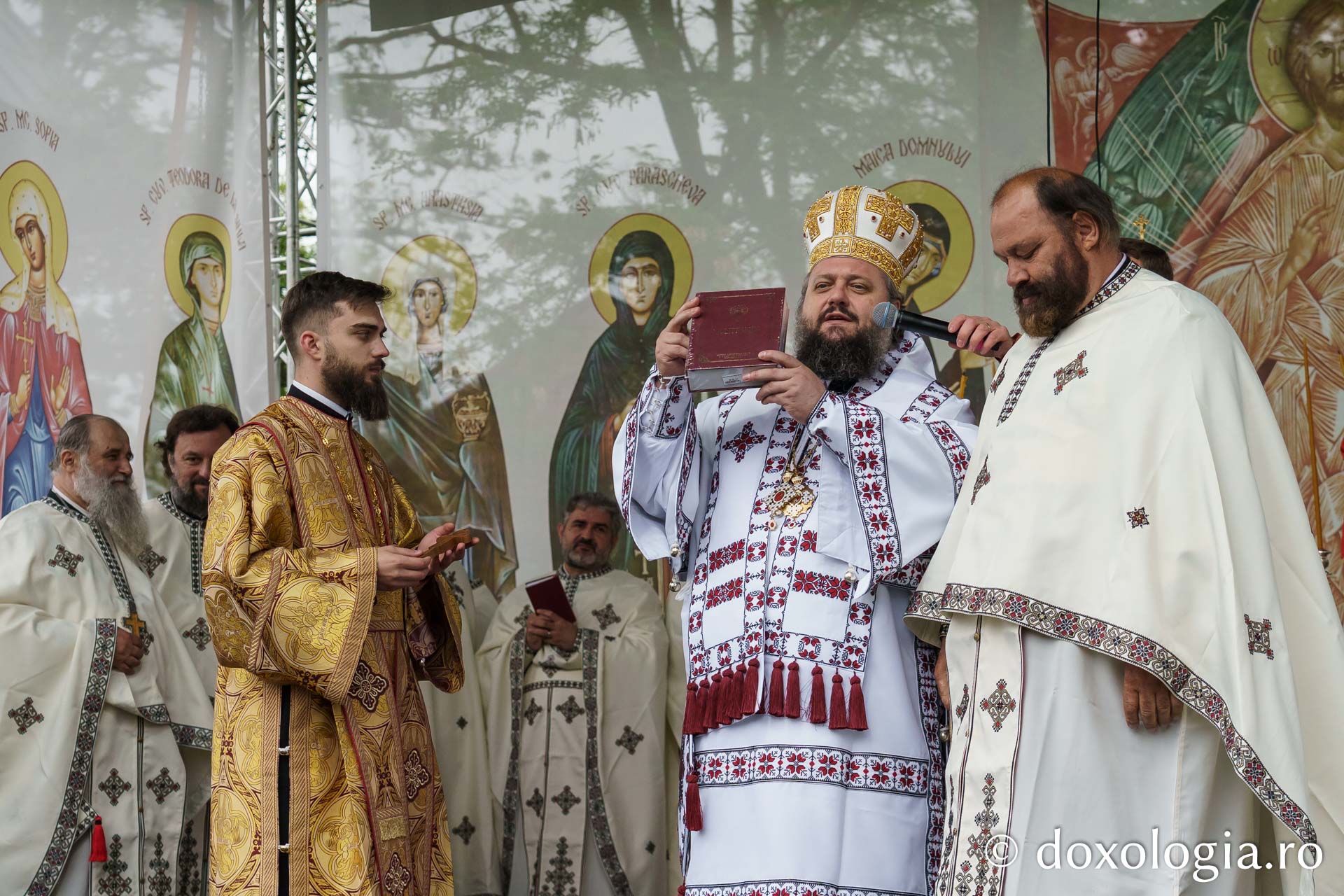 Doi ierarhi au sfințit altarul de vară al Mănăstirii Vlădiceni din Iași