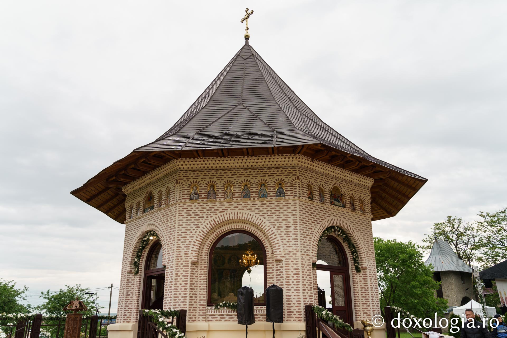 Doi ierarhi au sfințit altarul de vară al Mănăstirii Vlădiceni din Iași
