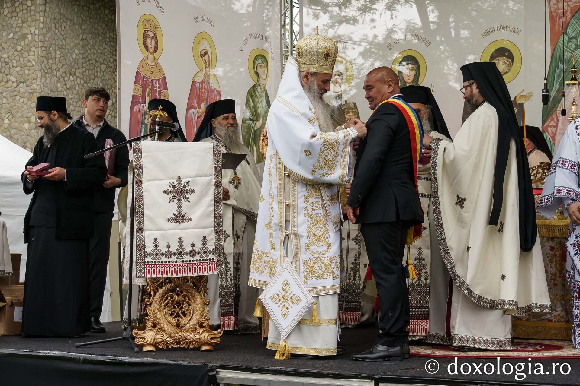 Doi ierarhi au sfințit altarul de vară al Mănăstirii Vlădiceni din Iași