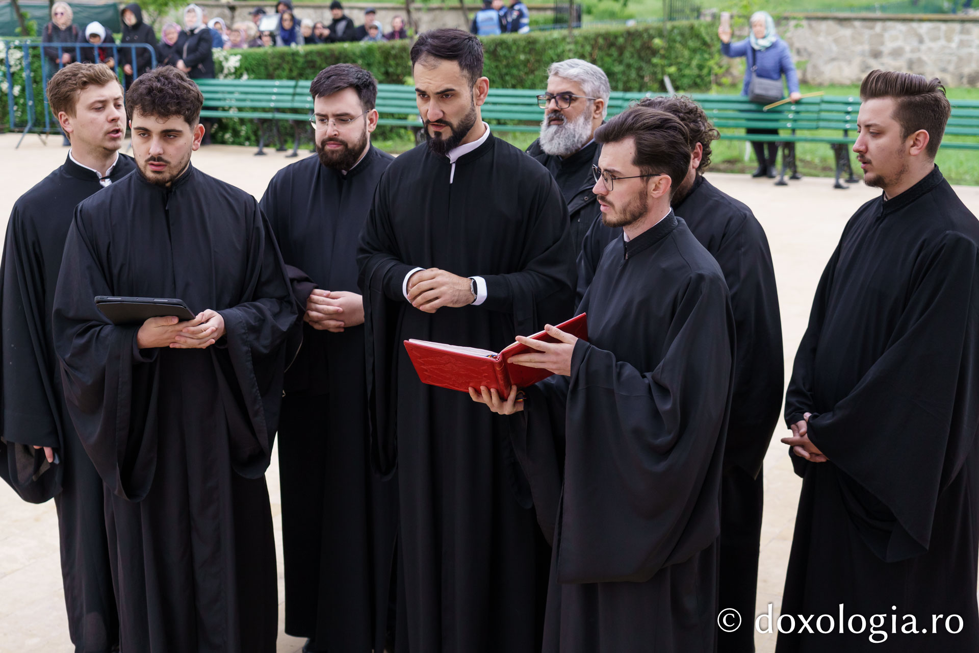 Doi ierarhi au sfințit altarul de vară al Mănăstirii Vlădiceni din Iași