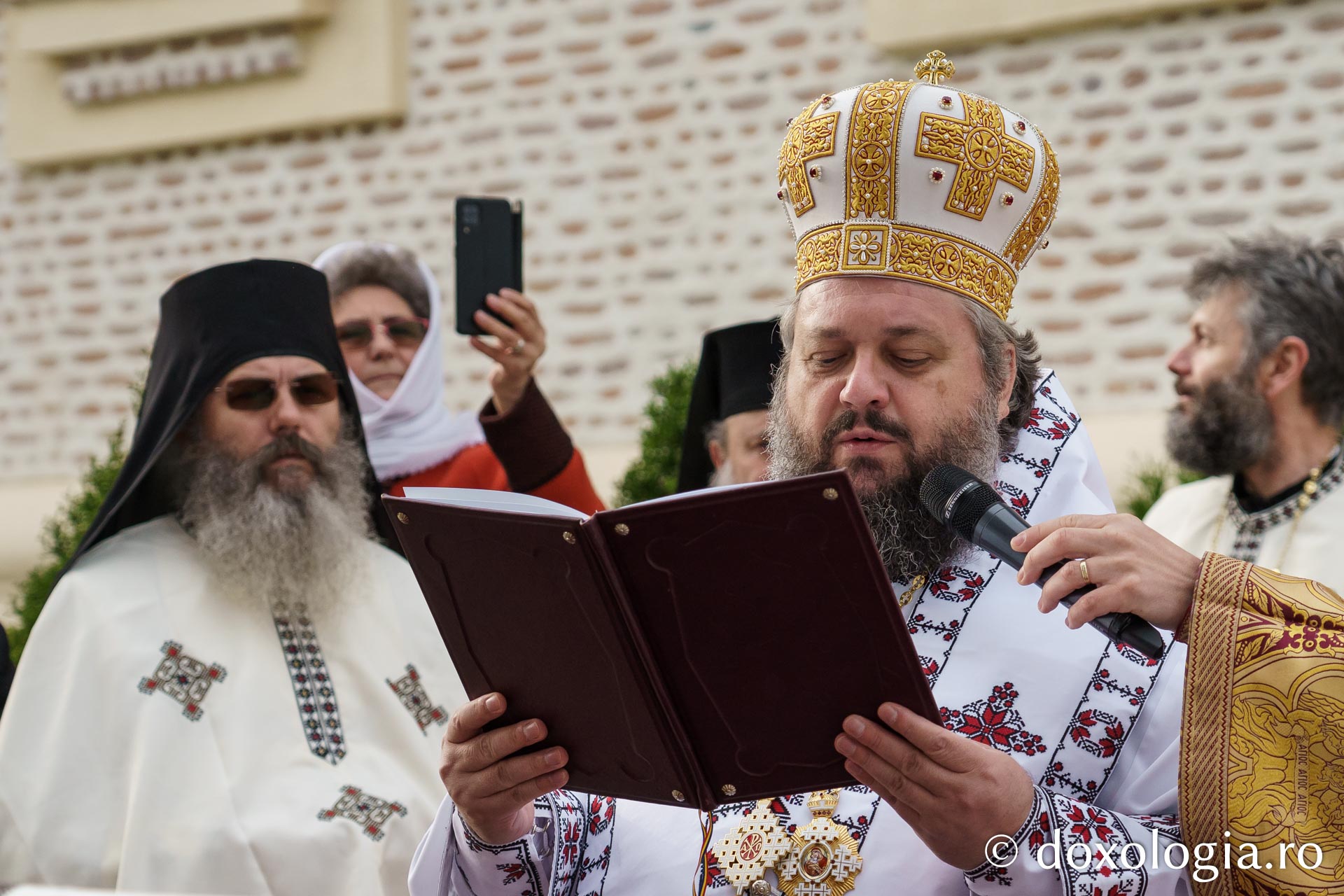 Doi ierarhi au sfințit altarul de vară al Mănăstirii Vlădiceni din Iași