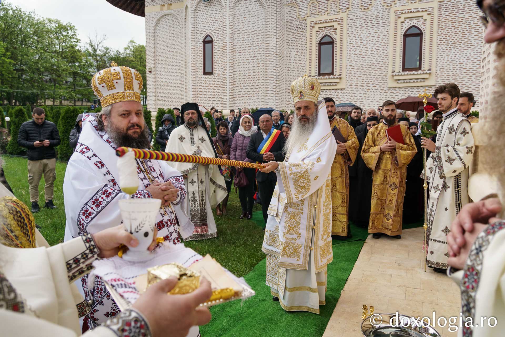 Doi ierarhi au sfințit altarul de vară al Mănăstirii Vlădiceni din Iași