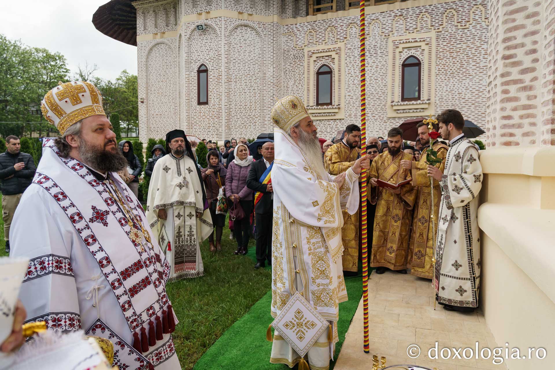 Doi ierarhi au sfințit altarul de vară al Mănăstirii Vlădiceni din Iași
