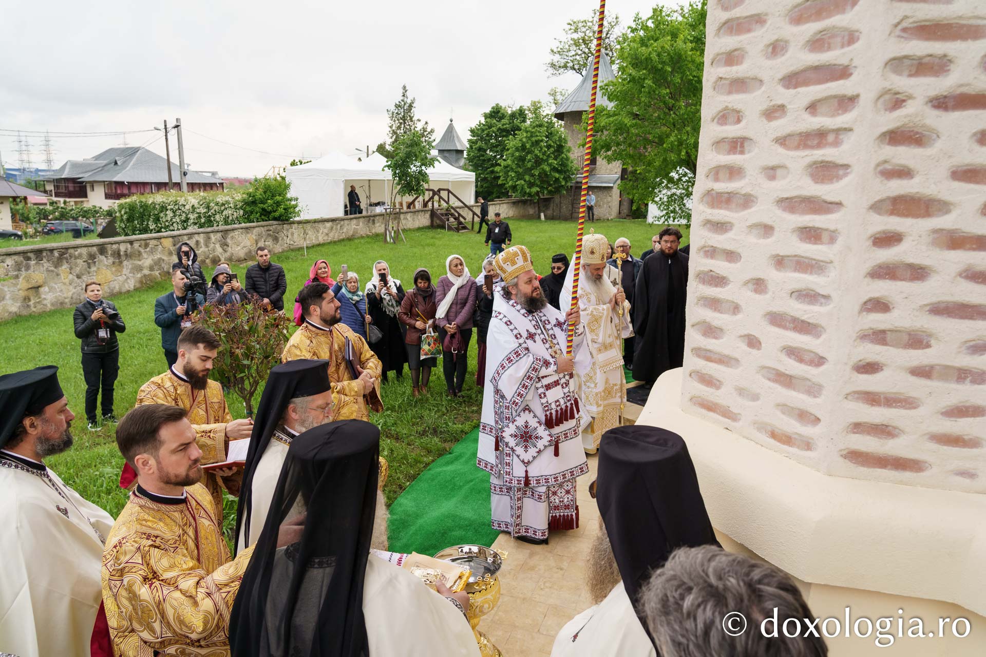 Doi ierarhi au sfințit altarul de vară al Mănăstirii Vlădiceni din Iași