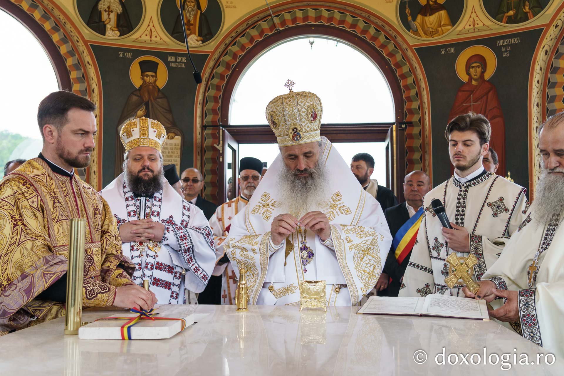 Doi ierarhi au sfințit altarul de vară al Mănăstirii Vlădiceni din Iași
