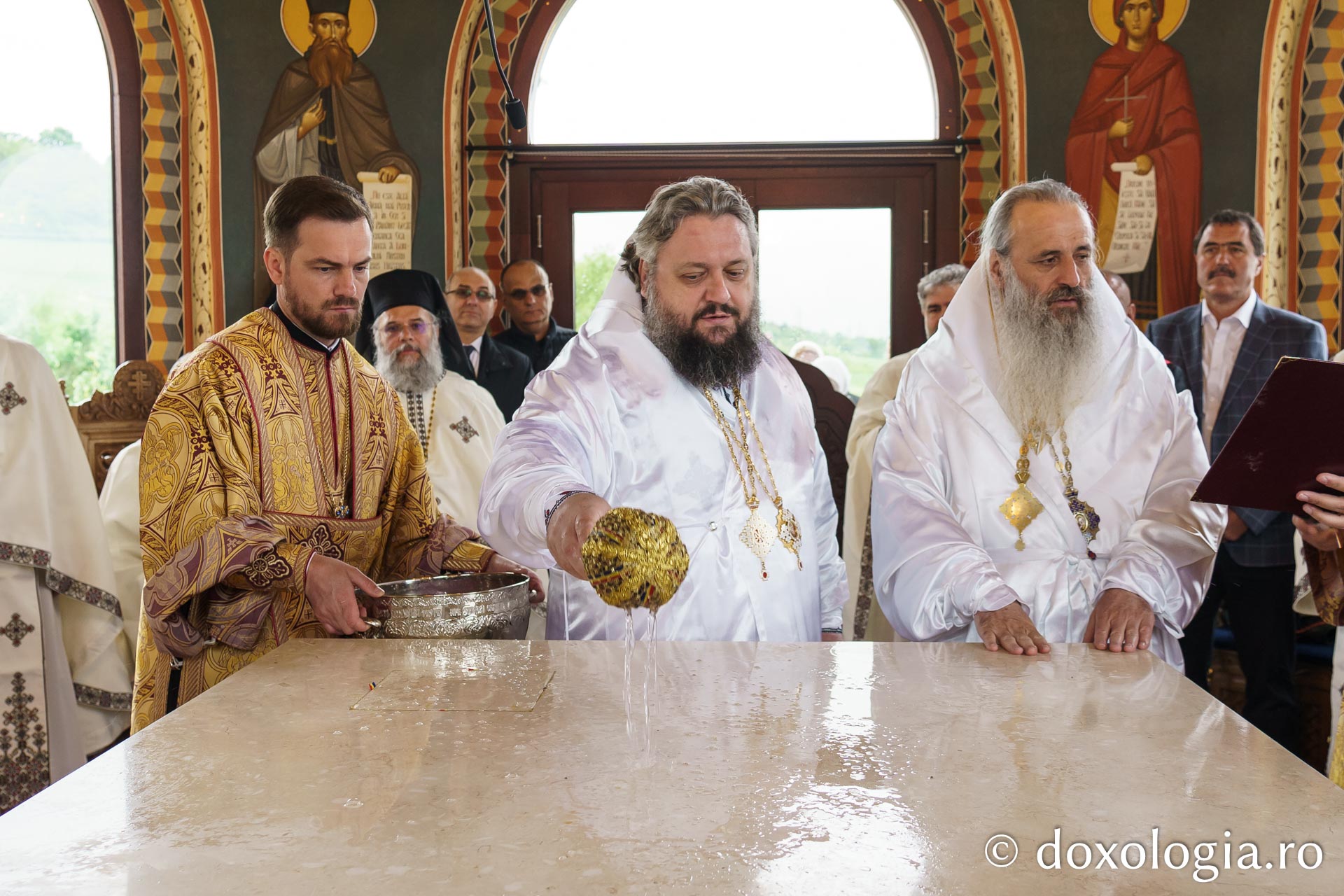 Doi ierarhi au sfințit altarul de vară al Mănăstirii Vlădiceni din Iași