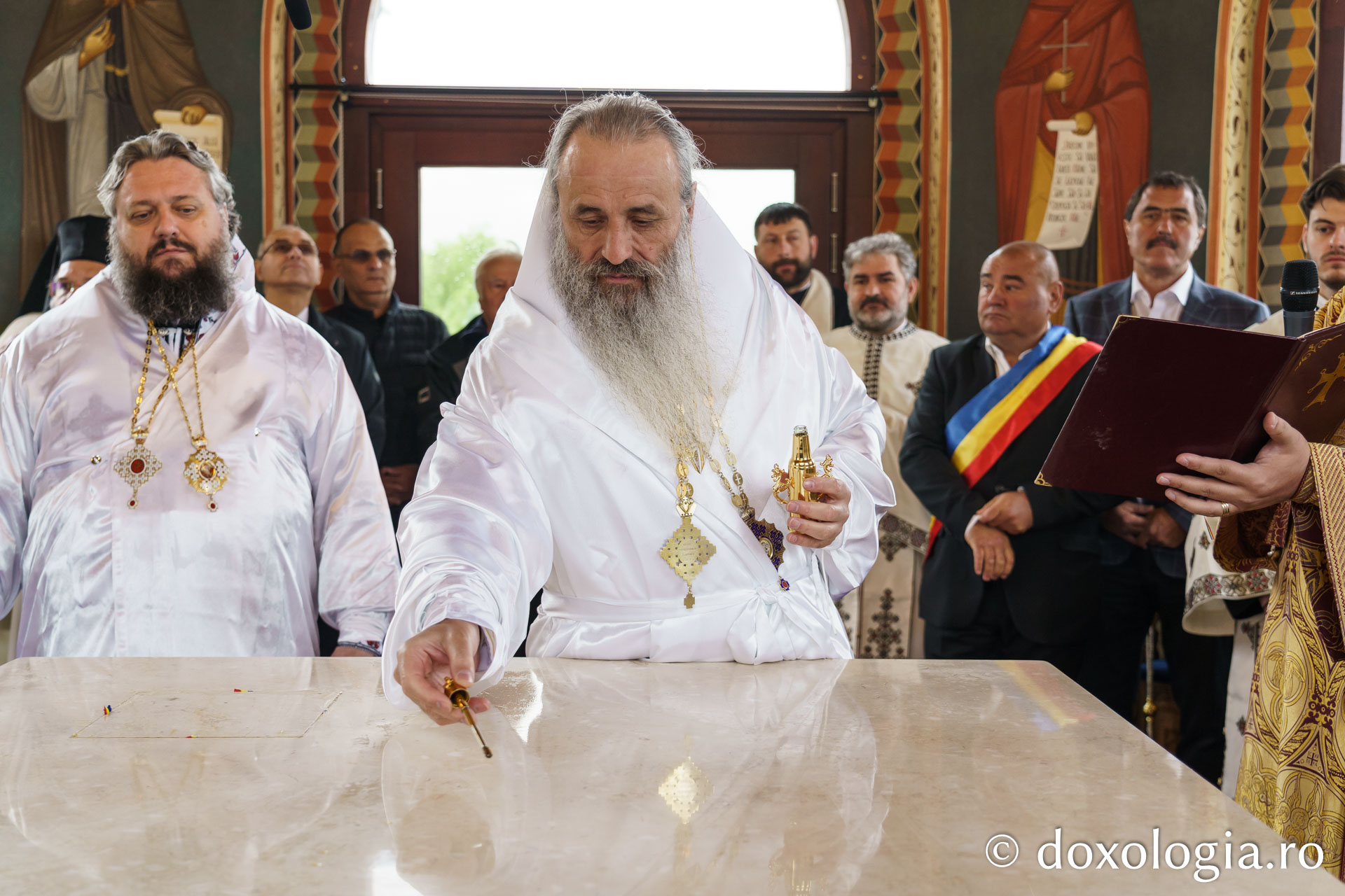 Doi ierarhi au sfințit altarul de vară al Mănăstirii Vlădiceni din Iași