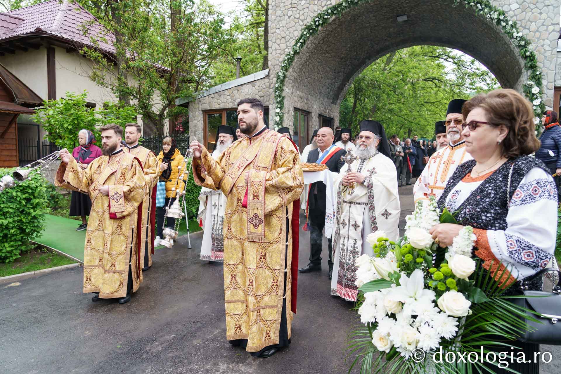 Doi ierarhi au sfințit altarul de vară al Mănăstirii Vlădiceni din Iași