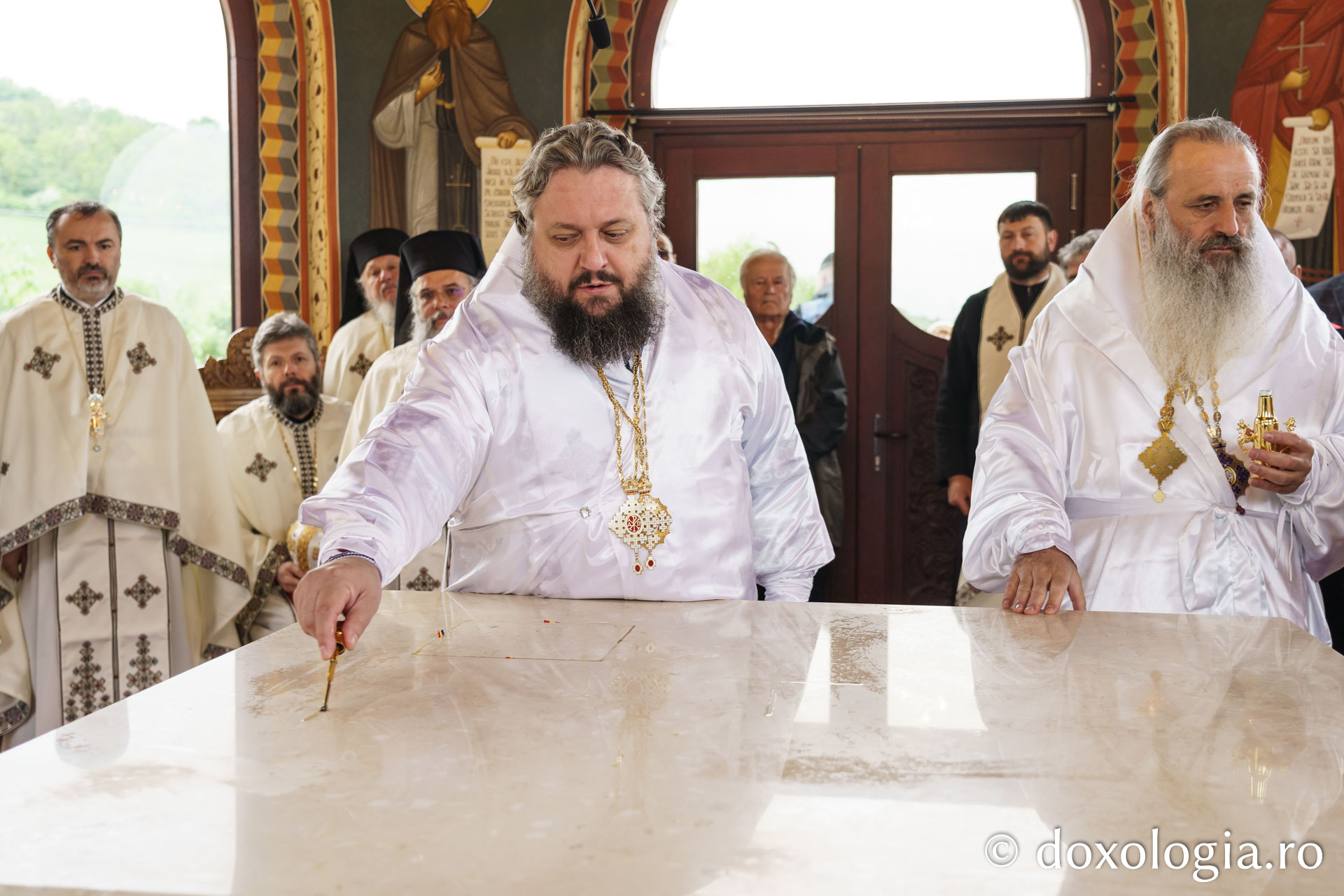 Doi ierarhi au sfințit altarul de vară al Mănăstirii Vlădiceni din Iași
