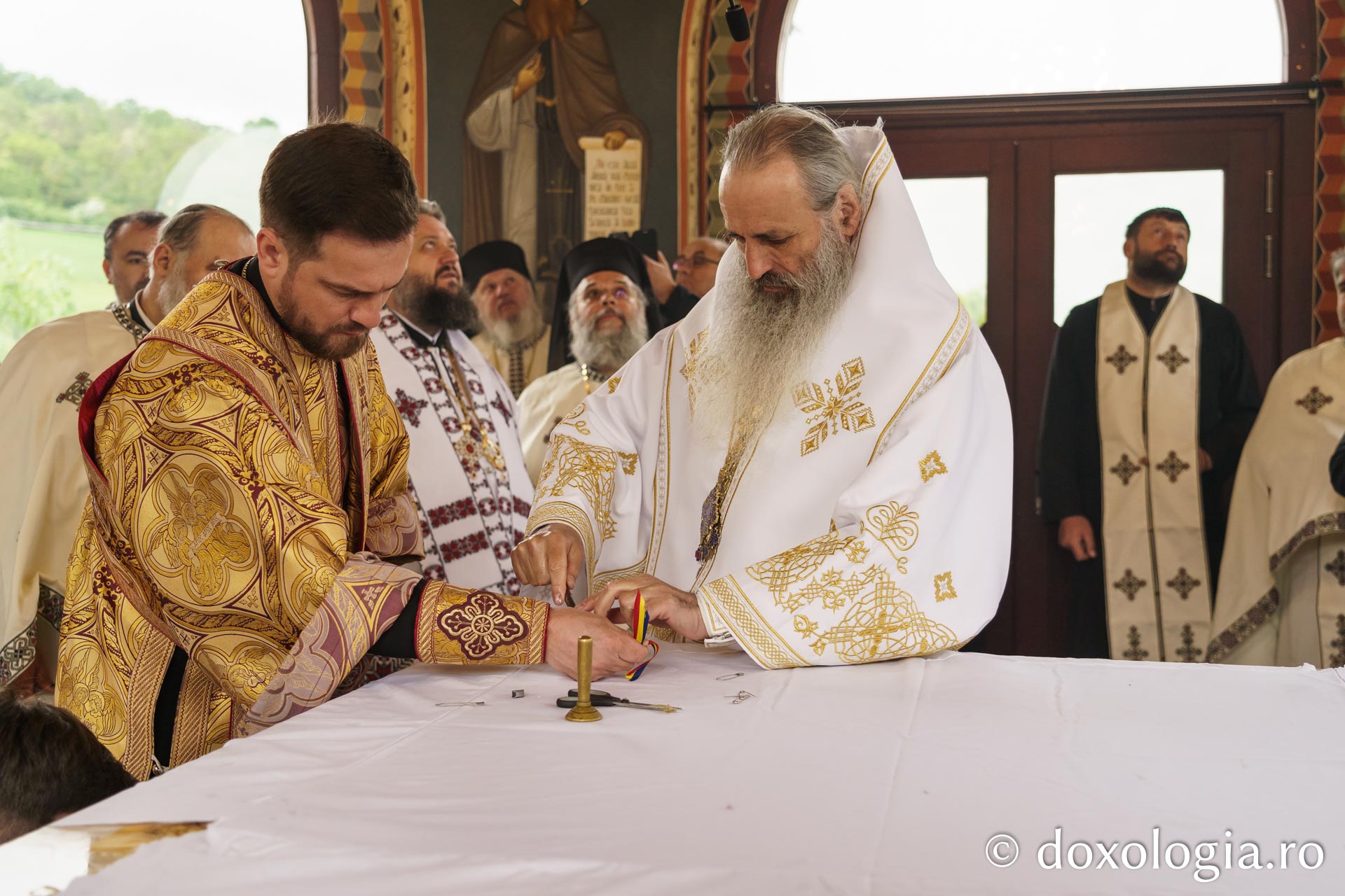 Doi ierarhi au sfințit altarul de vară al Mănăstirii Vlădiceni din Iași