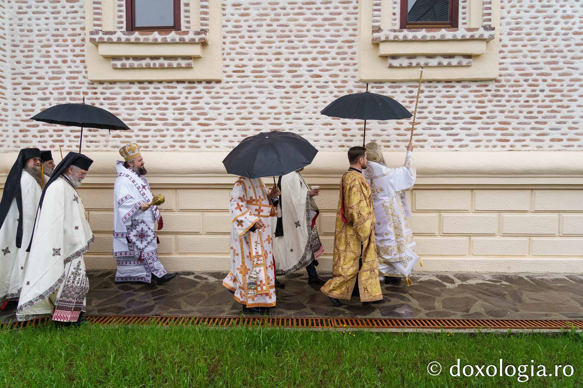 Doi ierarhi au sfințit altarul de vară al Mănăstirii Vlădiceni din Iași