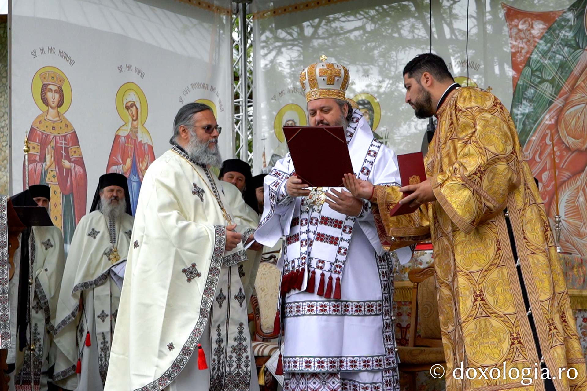Doi ierarhi au sfințit altarul de vară al Mănăstirii Vlădiceni din Iași
