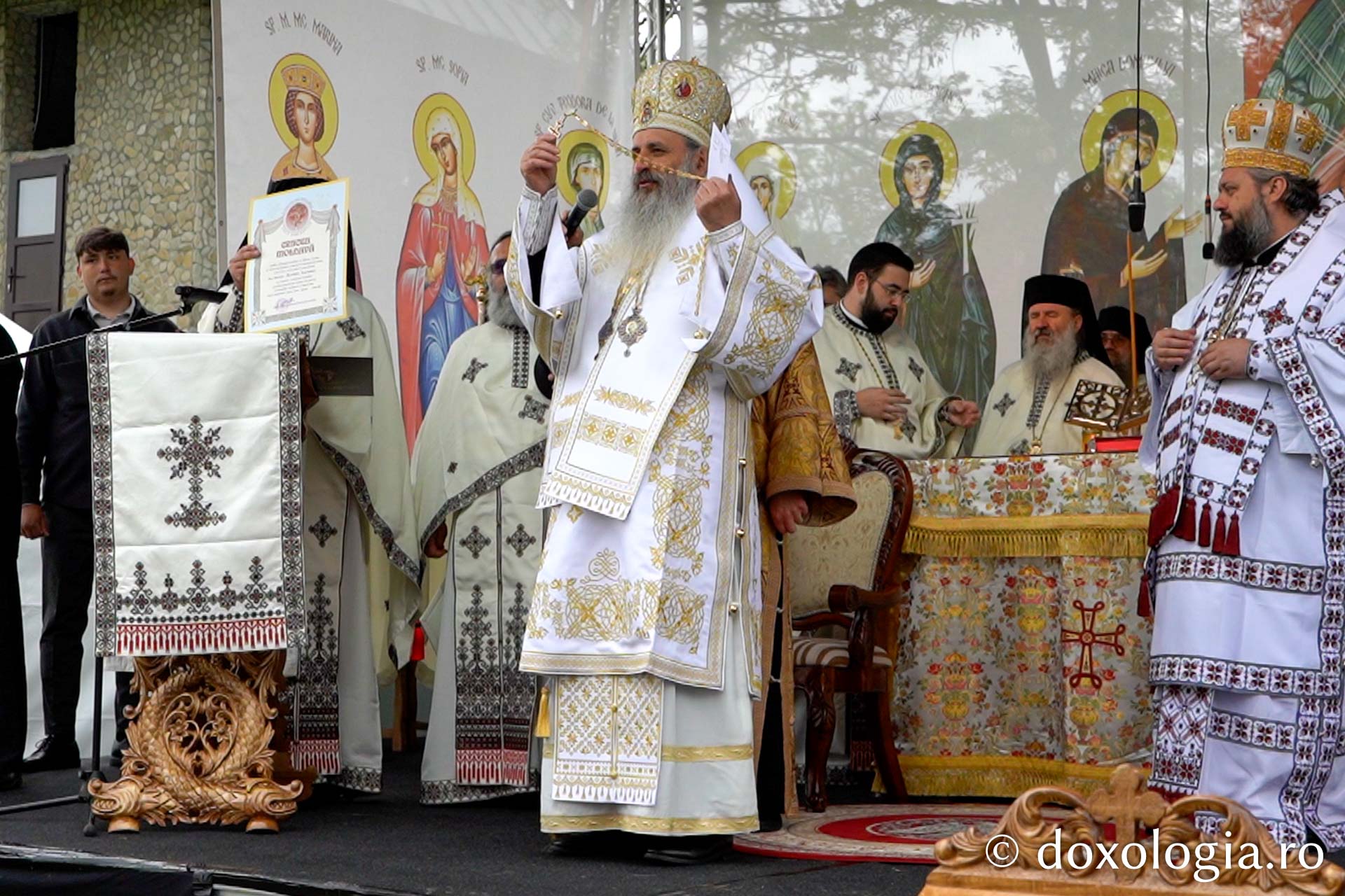 Doi ierarhi au sfințit altarul de vară al Mănăstirii Vlădiceni din Iași