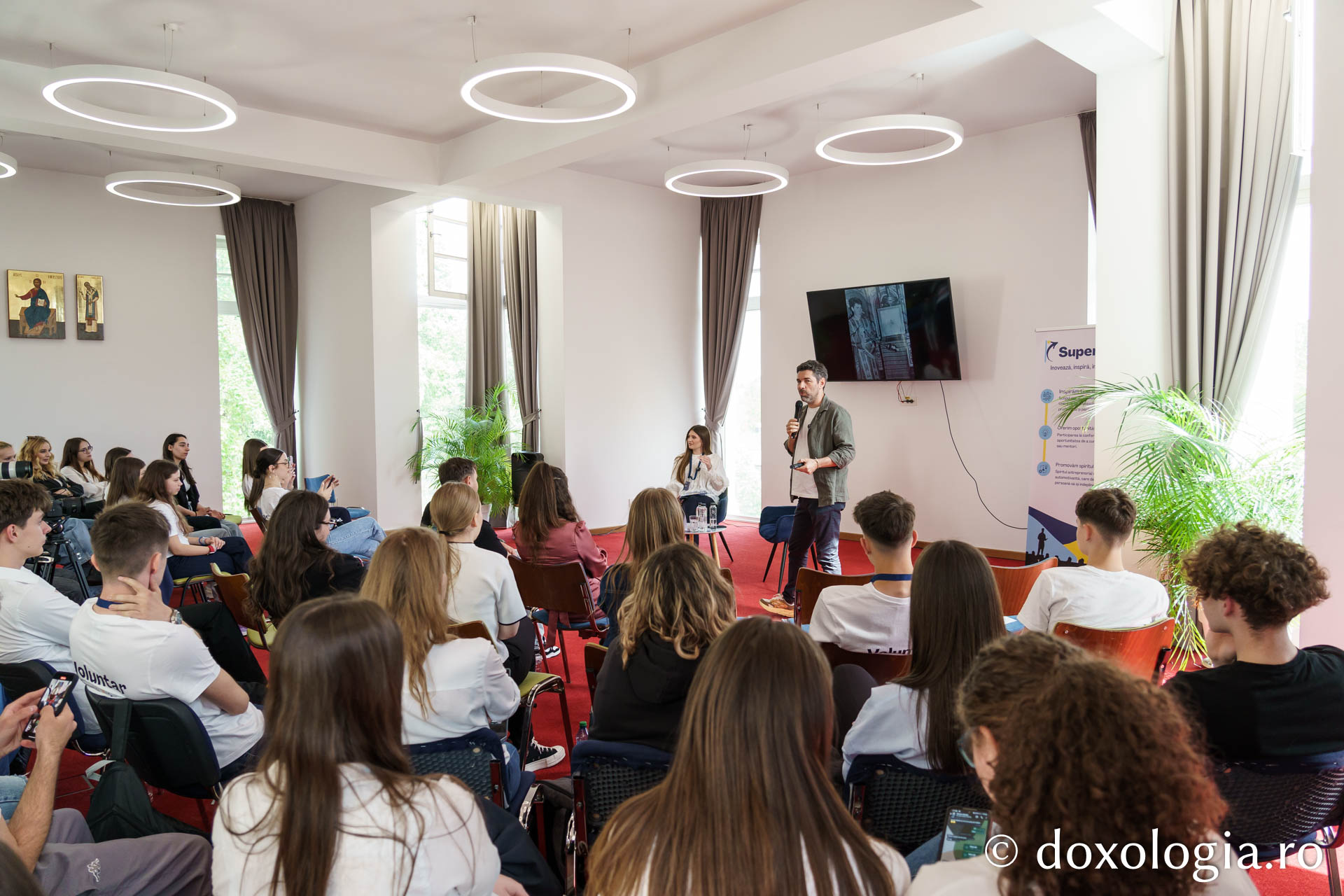 Dialog și inspirație la Superkids: Patricia Brohanschi și Alex Dima, invitații unei întâlniri de suflet cu tinerii