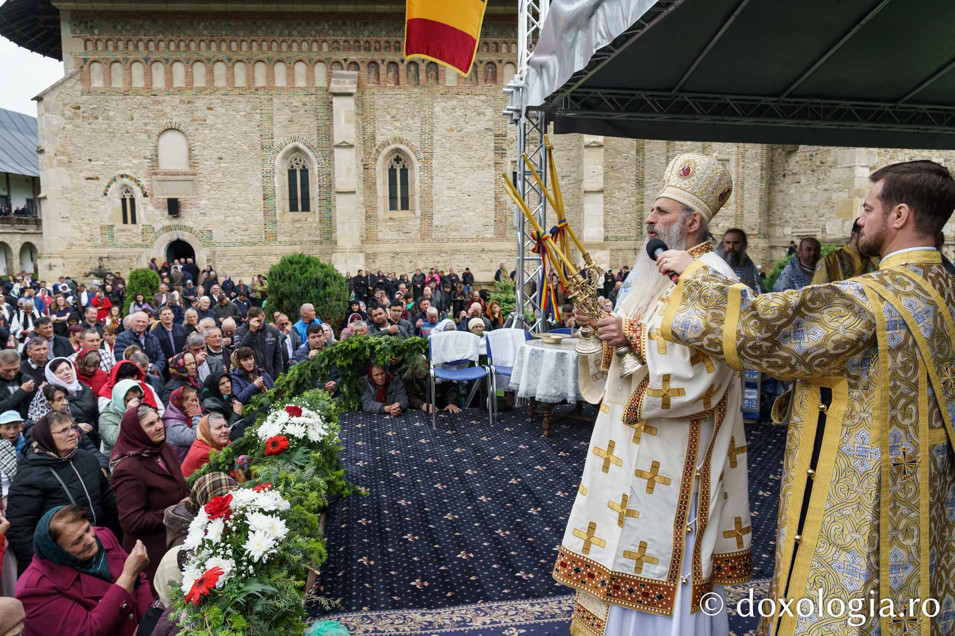Sute de credincioși s-au adunat la Mănăstirea Neamț pentru a cinsti Înălțarea Mântuitorului  / Foto: Mihail Vrăjitoru Sute de credincioși s-au adunat la Mănăstirea Neamț pentru a cinsti Înălțarea Mântuitorului