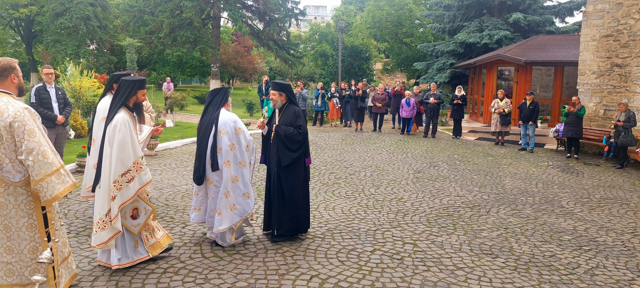 Slujbă arhierească la hramul Mănăstirii Golia: „Domnul însuși nu a luat trupul omenesc doar pentru o vreme, doar până la înălțarea Sa la Ceruri, ci în veșnicie rămâne unit cu omul”