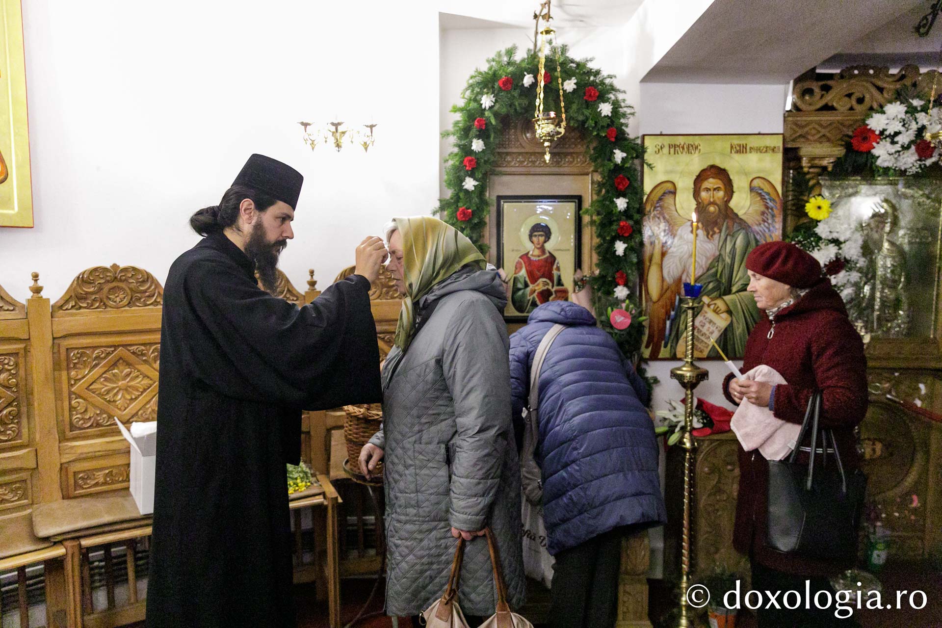 Binecuvântare și recunoștință la Mănăstirea Hadâmbu: Moaștele Sfântului Pantelimon, întâmpinate cu evlavie la aniversarea a 35 de ani de la reluarea vieții monahale