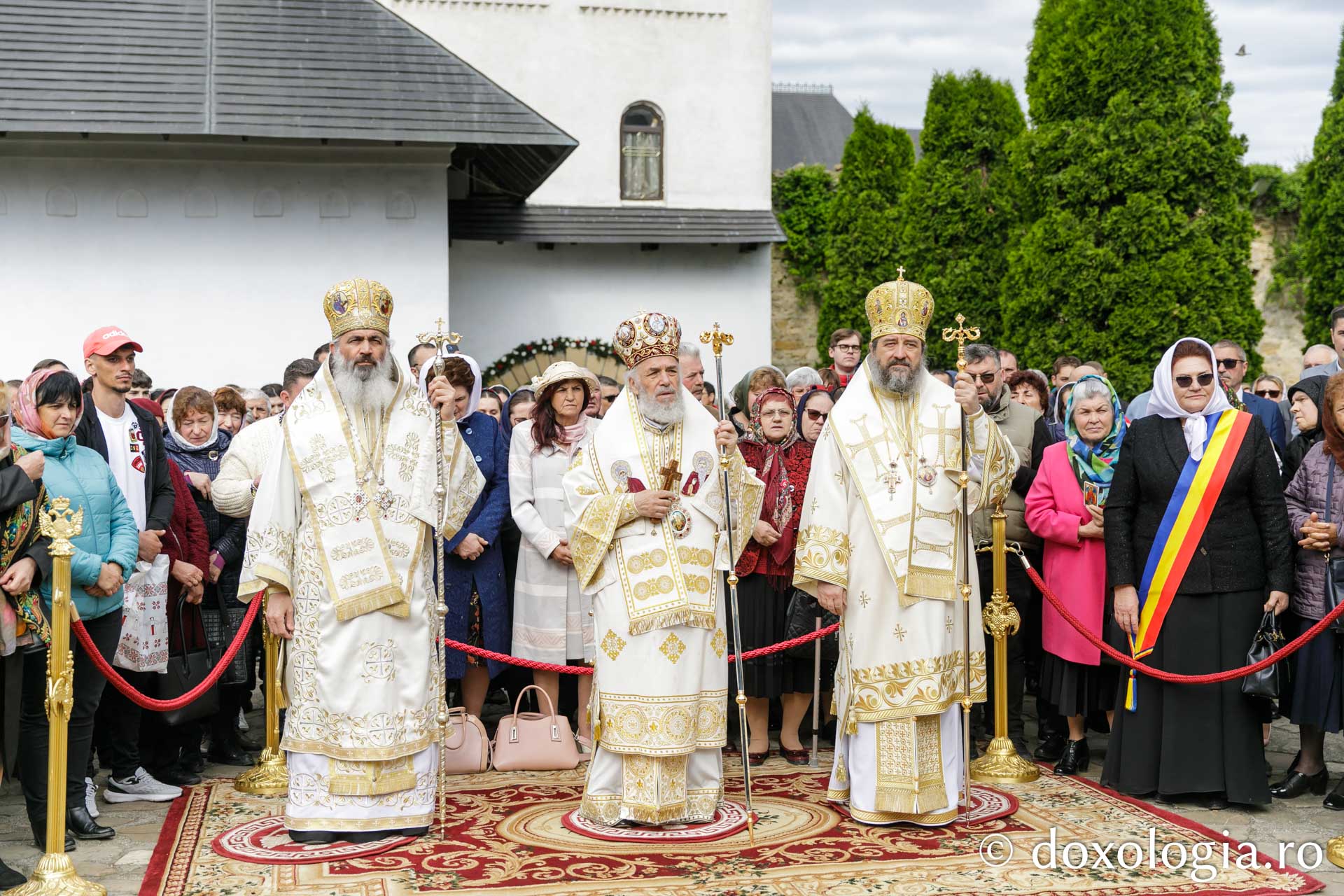 Binecuvântare și recunoștință la Mănăstirea Hadâmbu: Moaștele Sfântului Pantelimon, întâmpinate cu evlavie la aniversarea a 35 de ani de la reluarea vieții monahale