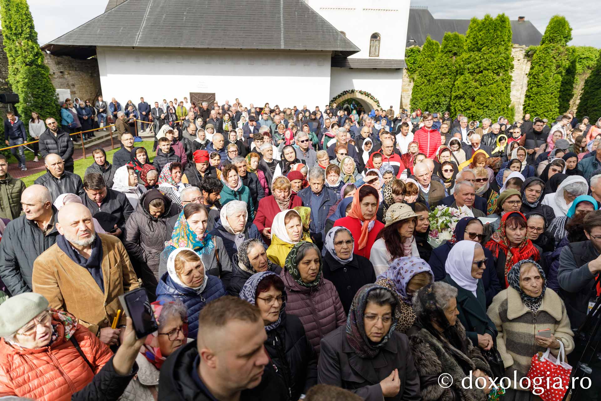 Binecuvântare și recunoștință la Mănăstirea Hadâmbu: Moaștele Sfântului Pantelimon, întâmpinate cu evlavie la aniversarea a 35 de ani de la reluarea vieții monahale