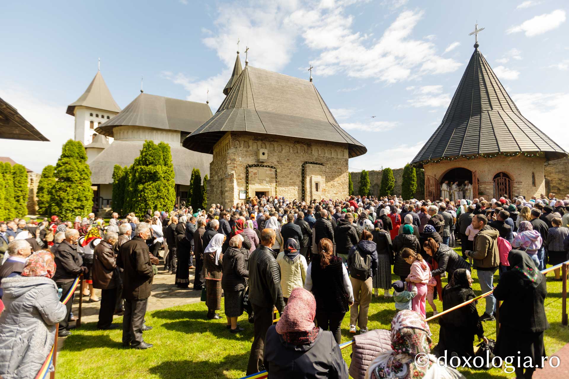 Binecuvântare și recunoștință la Mănăstirea Hadâmbu: Moaștele Sfântului Pantelimon, întâmpinate cu evlavie la aniversarea a 35 de ani de la reluarea vieții monahale