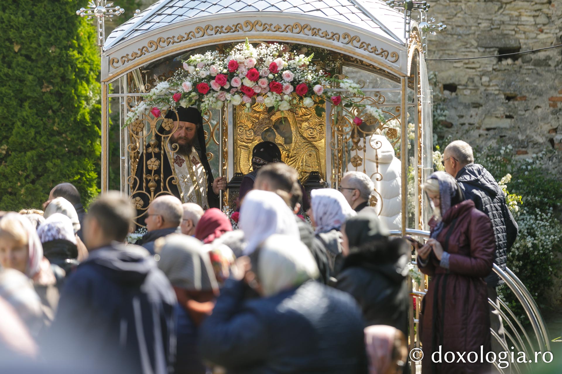 Binecuvântare și recunoștință la Mănăstirea Hadâmbu: Moaștele Sfântului Pantelimon, întâmpinate cu evlavie la aniversarea a 35 de ani de la reluarea vieții monahale