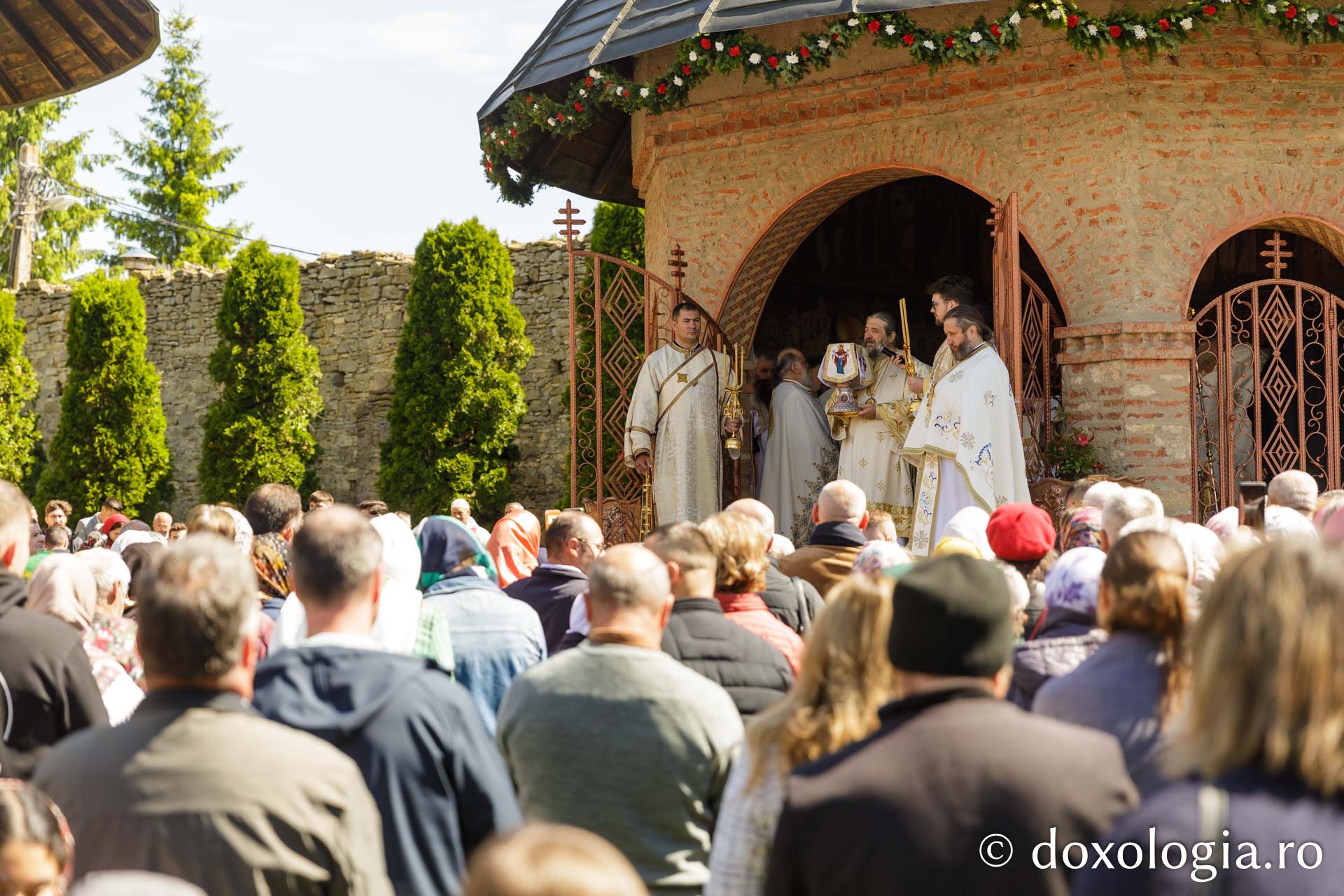 Binecuvântare și recunoștință la Mănăstirea Hadâmbu: Moaștele Sfântului Pantelimon, întâmpinate cu evlavie la aniversarea a 35 de ani de la reluarea vieții monahale