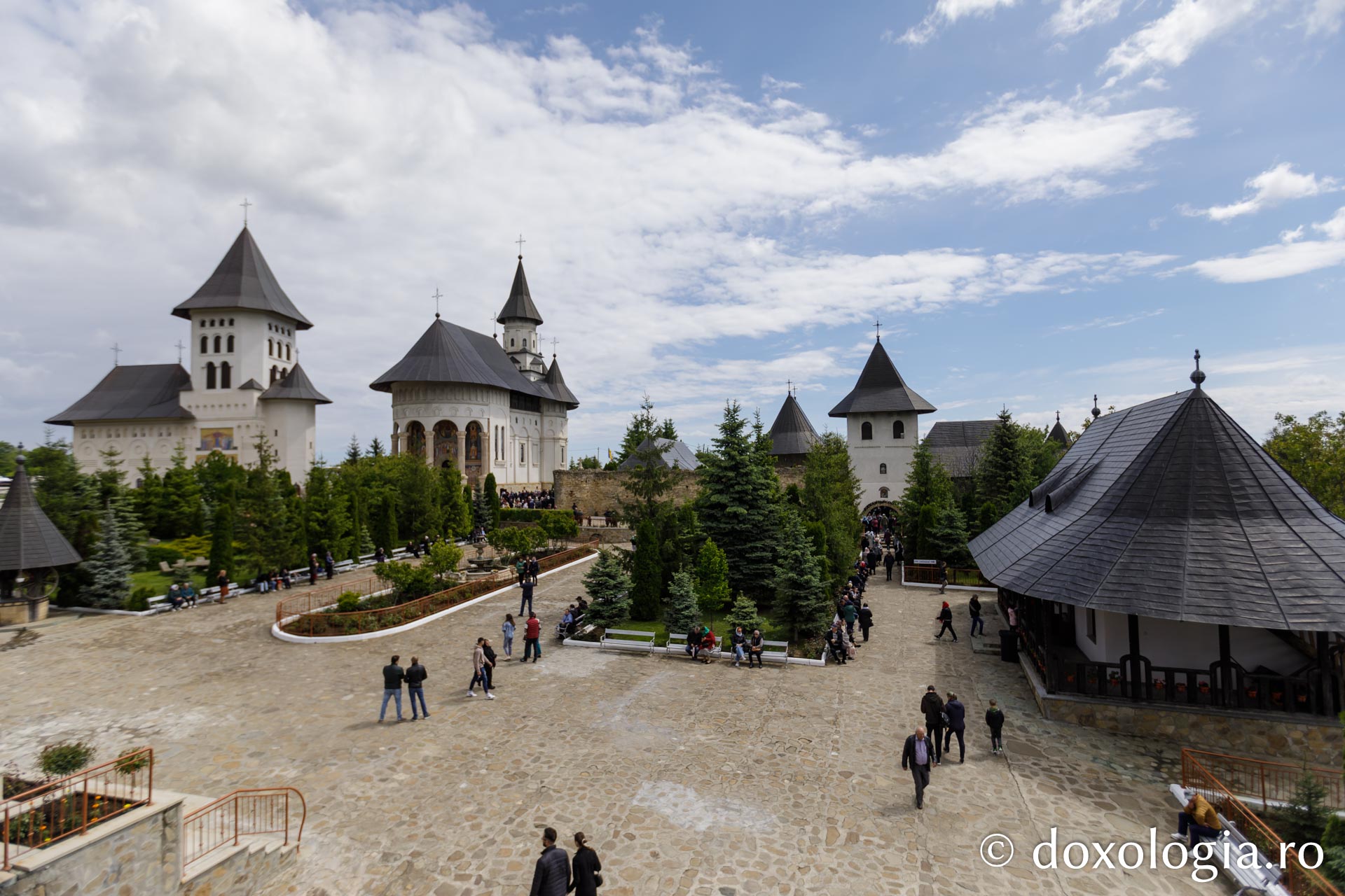 Binecuvântare și recunoștință la Mănăstirea Hadâmbu: Moaștele Sfântului Pantelimon, întâmpinate cu evlavie la aniversarea a 35 de ani de la reluarea vieții monahale