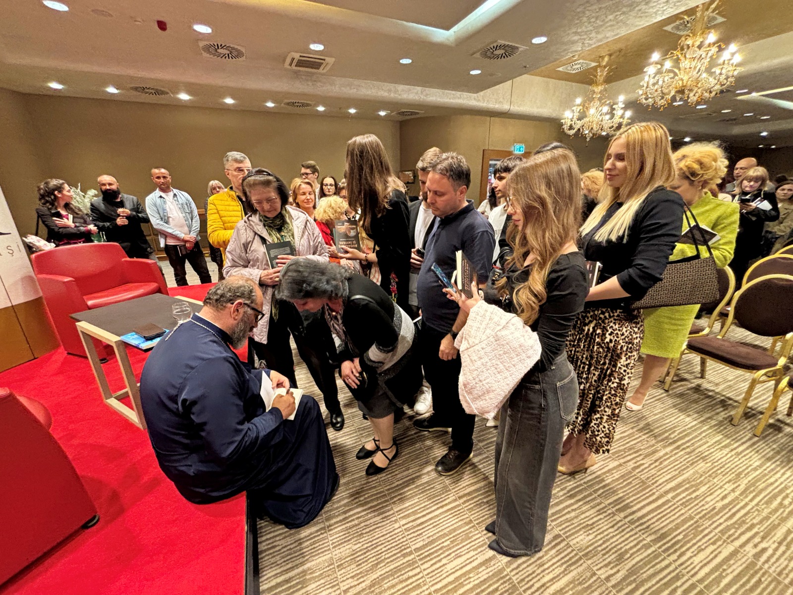 Părintele Constantin Necula le-a vorbit ieșenilor despre adolescenți, rugăciune și înviere la Târgul de Carte LIBREX 2025